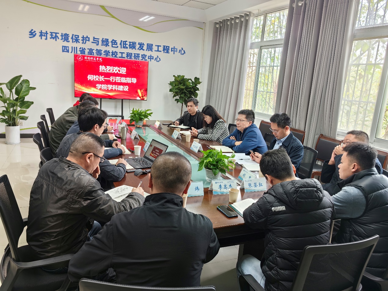 一群人坐在桌子前描述已自动生成
