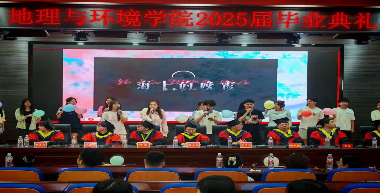 一群人站在台上AI 生成的内容可能不正确。