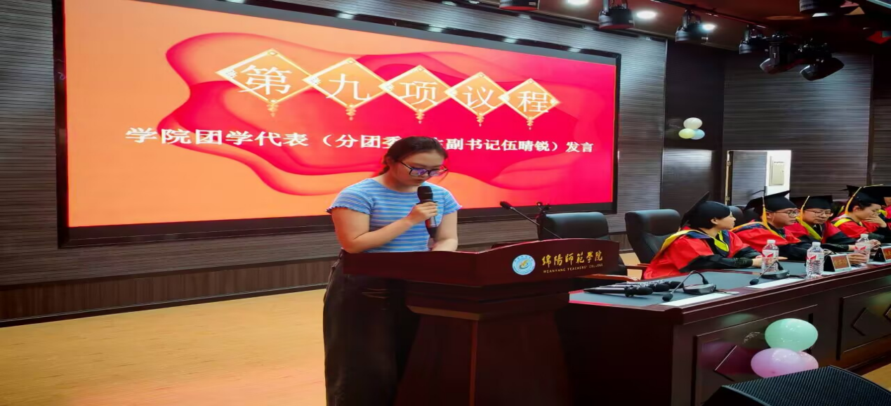图片包含 室内, 桌子, 男人, 站AI 生成的内容可能不正确。